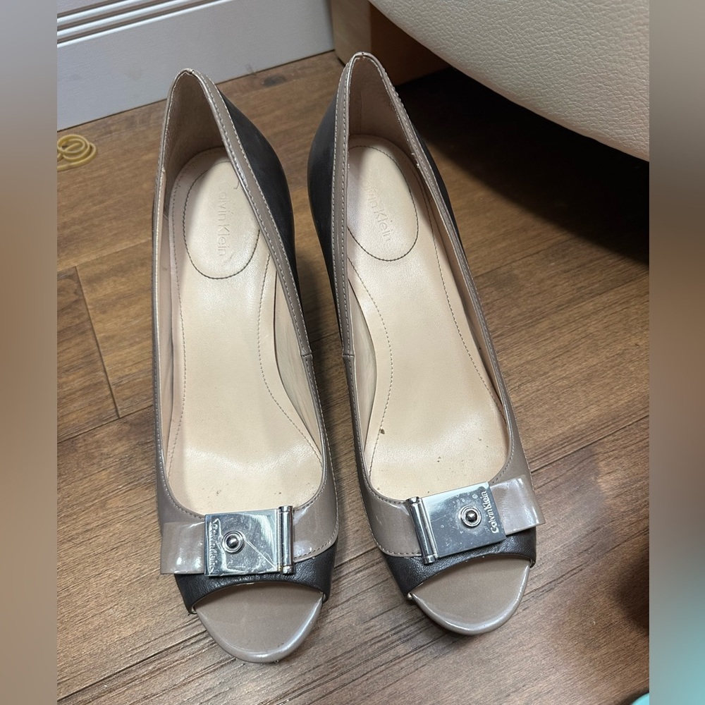 Calvin Klein women size 9 brown peep toes- used